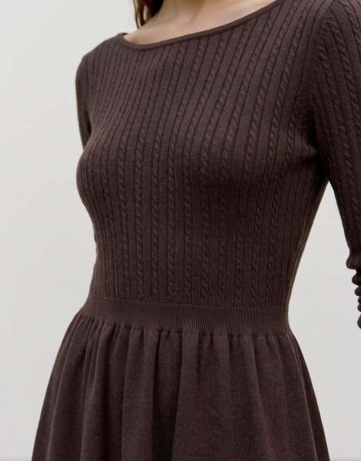 Vero Moda Shlie robe courte ajustée à manches longues et ras de cou marron, 4 de 5