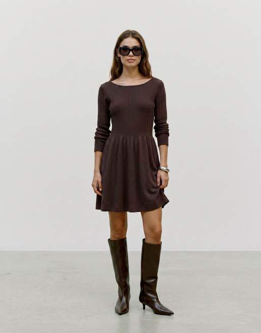 Vero Moda Shlie vestido corto entallado de manga larga con cuello redondo en marrón, 1 de 5