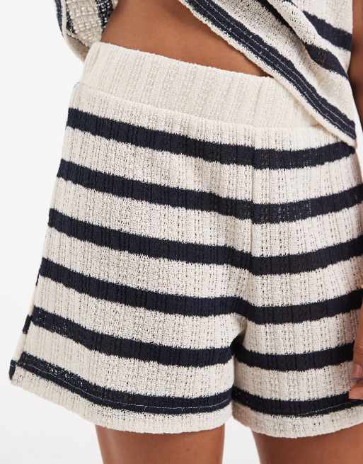 Vero Moda - Short d'ensemble en maille crochetée à rayures - Crème et bleu marine, 4 de 5
