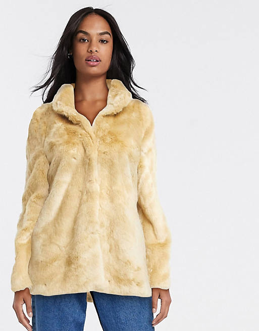 advies Zeldzaamheid Benadrukken Vero Moda short faux fur coat in fawn | ASOS