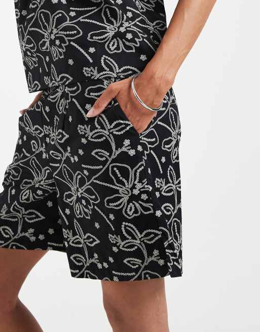 Vero Moda – Shorts aus Webstoff in Schwarz und Cremeweiß mit hohem Bund und Blumenmuster, Kombiteil , 3 von 5