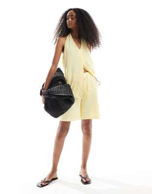 Vero Moda - Shorts in Blassgelb mit Bindegürtel, Kombiteil