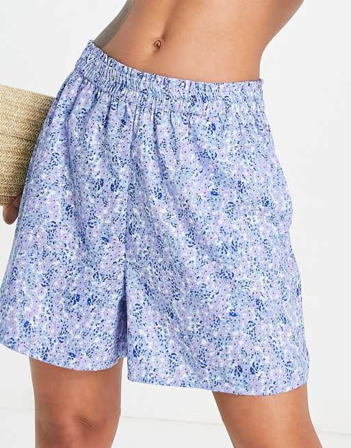 Vero Moda – Shorts mit hohem Bund in Blau geblümt