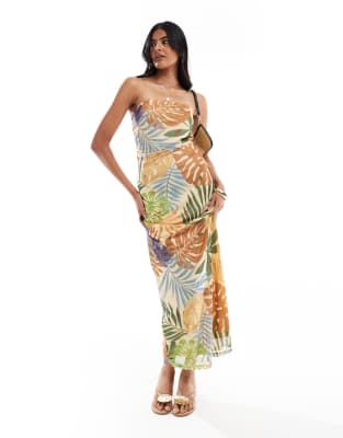 Vero Moda – Siateczkowa sukienka maxi z dekoltem bandeau w tropikalny wzór w palmy
