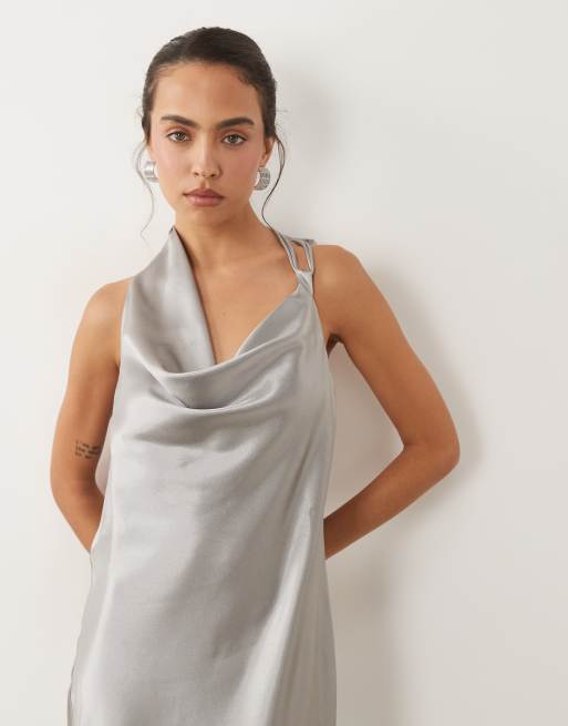Vero Moda – Silverfärgad maxiklänning i satin med halterneck och djup ringning, 3 av 4