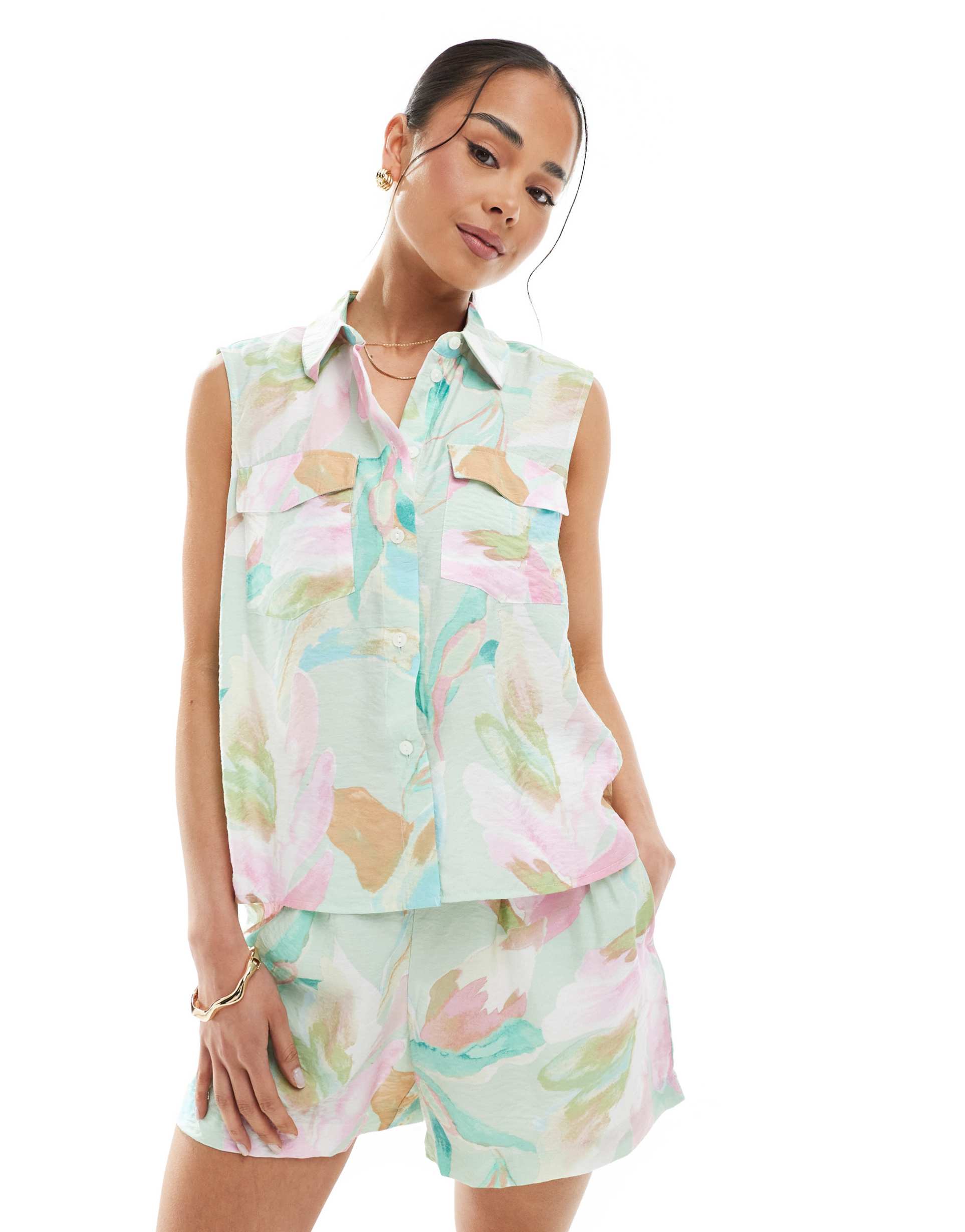 vero moda sleeveless boxy shirt in pastel print - part of a set