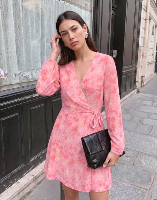 Vero Moda – Smilla – Langärmliges Chiffon-Minikleid mit gewickelter Vorderseite und farblich abgestimmtem rosa Blumenmuster, 2 von 3