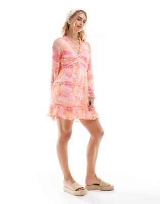 Vero Moda - Smilla - Mini-Hängerkleid in Rosa mit Rüschen und verschwommenem Blumenmuster