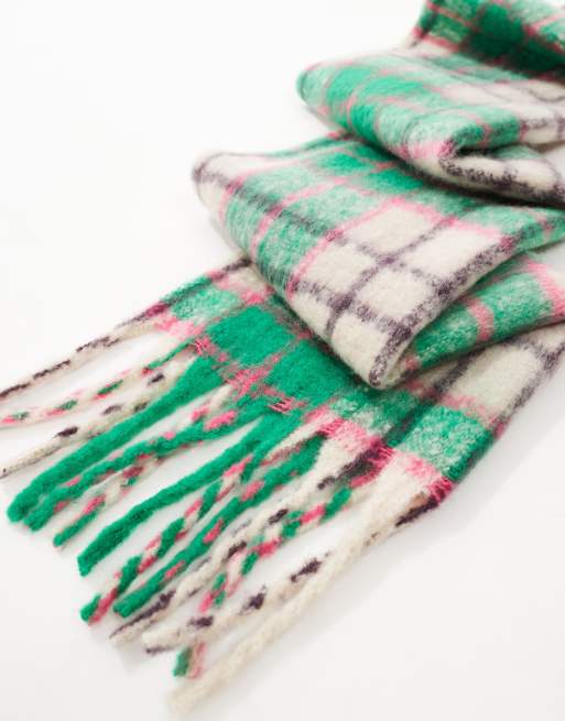 Vero Moda soft boucle scarf in green check, 3 of 4