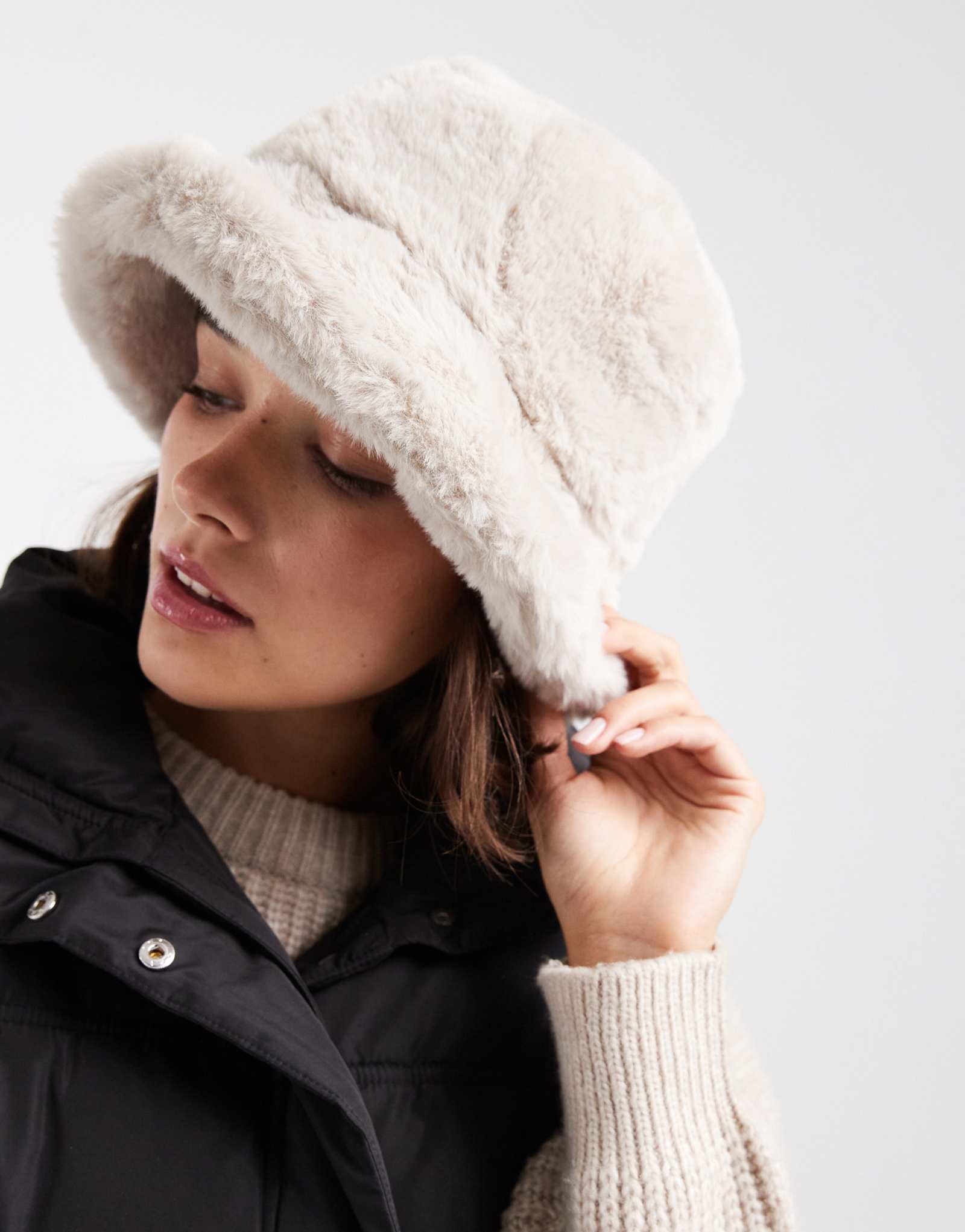 Шапка-панама из мягкого искусственного меха Vero Moda кремового цвета