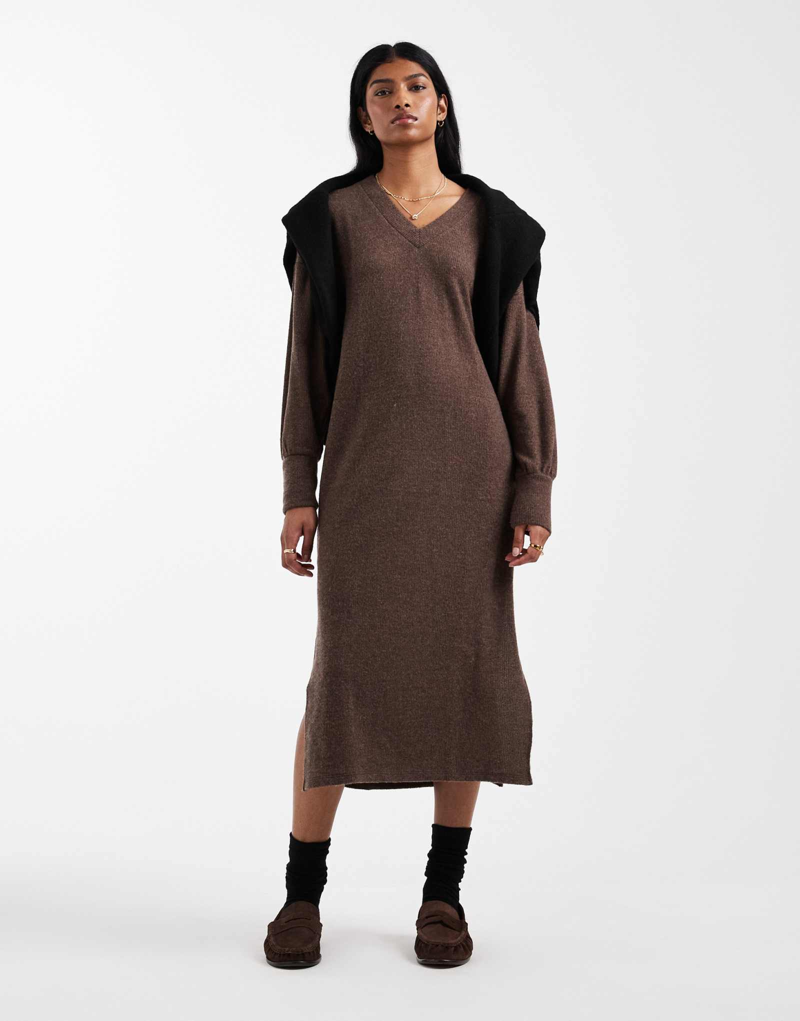 Миди-платье Vero Moda из мягкого трикотажа в рубчик с v-образным вырезом шоколадного цвета