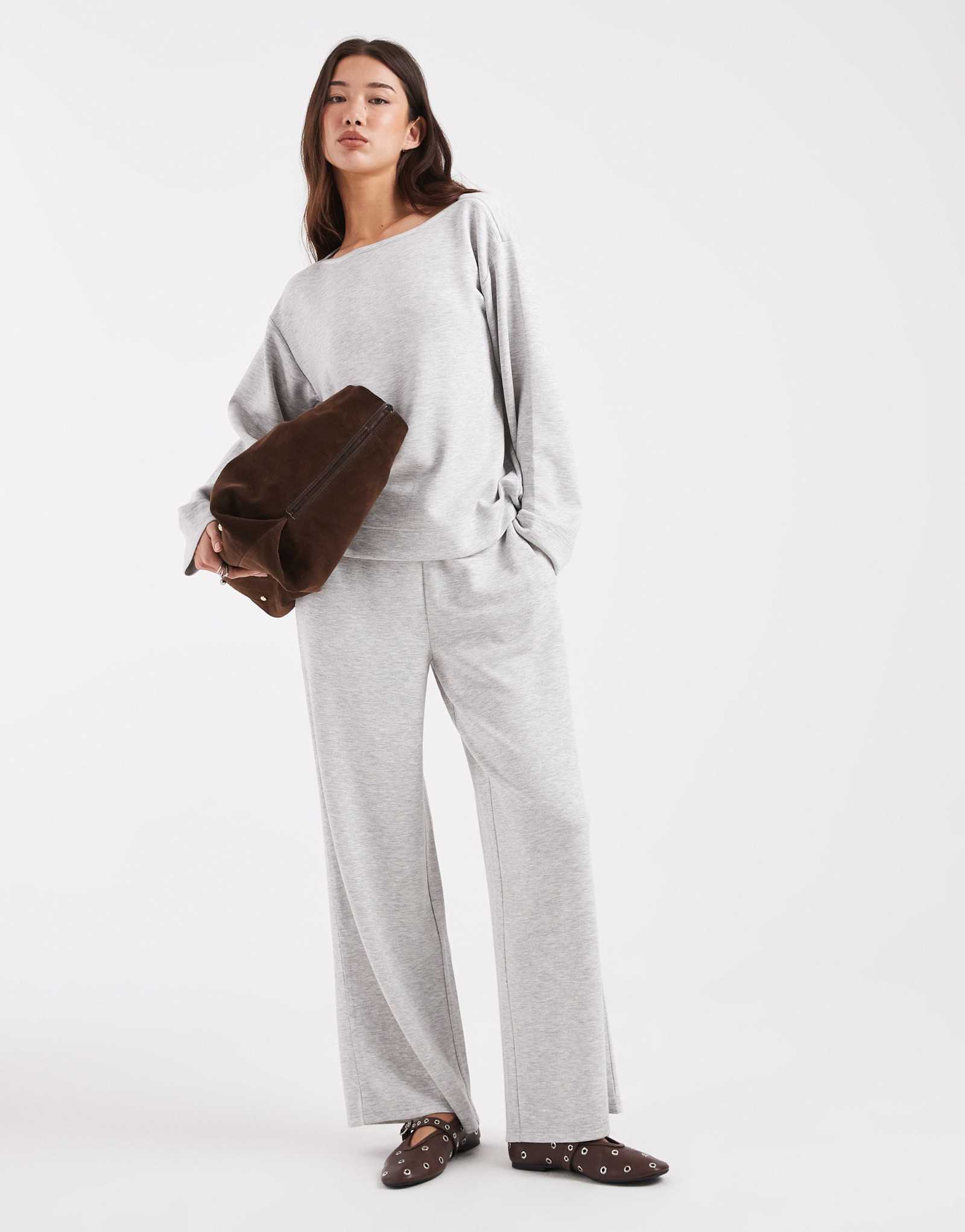 Мягкие широкие спортивные брюки Vero Moda вересково-серого цвета - часть комплекта