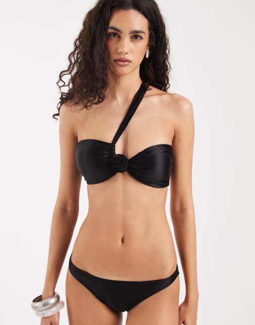 Vero Moda - Sort oneshoulder-bikinitop med bandeau-snit og corsage-blomsterdetalje
