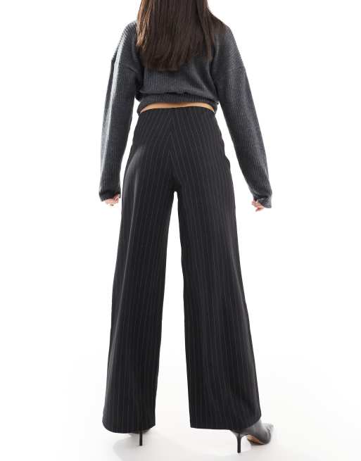 Vero Moda - Sorte løstsiddende pull on-bukser med brede ben og havrehvide nålestriber, 2 af 5