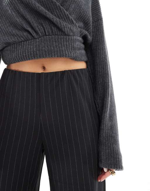 Vero Moda - Sorte løstsiddende pull on-bukser med brede ben og havrehvide nålestriber, 3 af 5