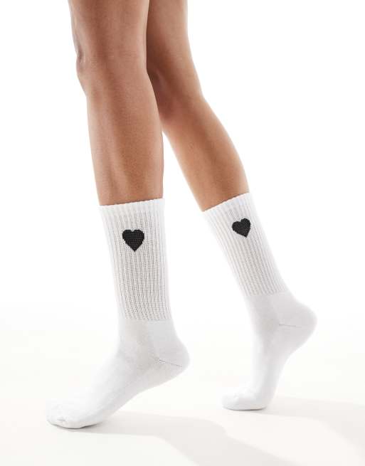 Vero Moda – Sportliche, gerippte Socken in Schwarz mit Herz-Motiven