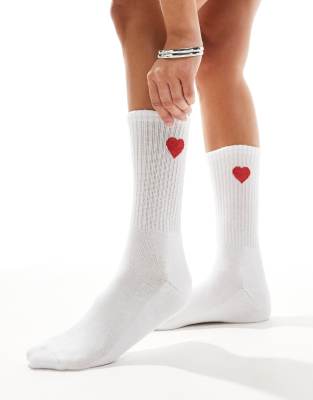 Vero Moda - Sportliche, gerippte Socken in Weiß mit Herz-Motiv