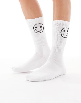 Vero Moda - Sportliche, gerippte Socken in Weiß und Schokobraun mit Smiley-Motiv