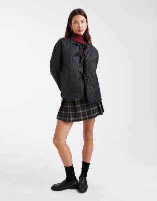 Vero Moda - Steppjacke in Schwarz mit gebundener Vorderseite