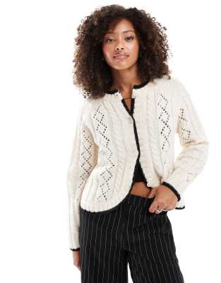 Vero Moda - Strickjacke in Creme mit durchbrochenem Muster und kontrastierender Paspelierung-Weiß