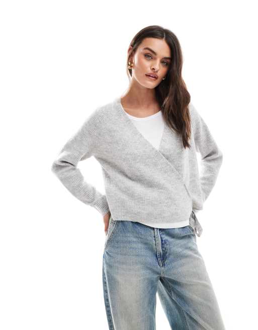 Vero Moda – Strickjacke in meliertem Hellgrau im Wickeldesign
