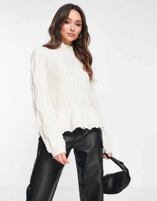 Vero Moda – Strickpullover in Cremeweiß mit Schößchen und Zopfmuster 