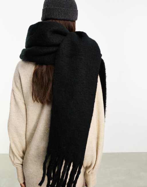 Vero Moda super soft chunky tassel scarf in black ASOS - Main Image