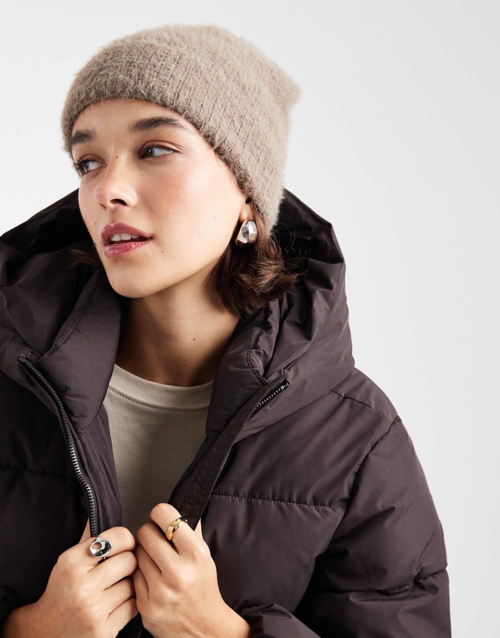 Супер мягкая пушистая шапочка Vero Moda в бежевом цвете fossil