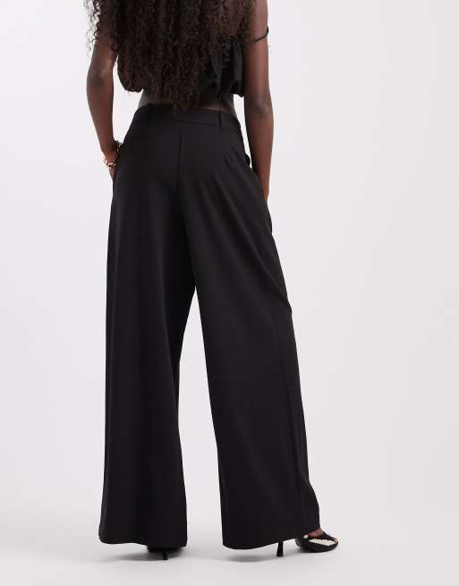 Vero Moda super wide leg pleat front tailored trousers in black, 4 of 5