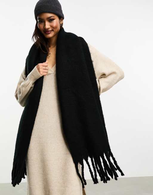 Vero Moda - Superweicher, breiter Schal mit Fransen in Schwarz