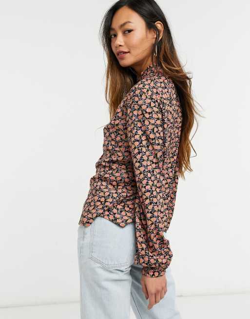 Vero Moda – Svart och röd blus med hög ringning och småblommigt mönster, 2 av 4