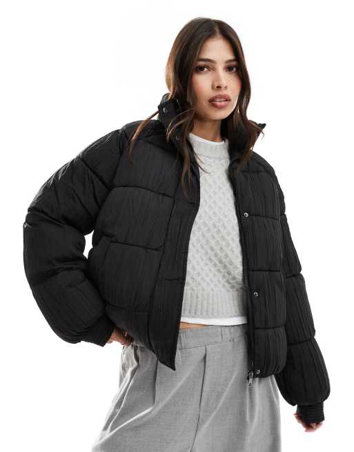 Vero Moda – Svart, vadderad, kort kappa med textur och plissering