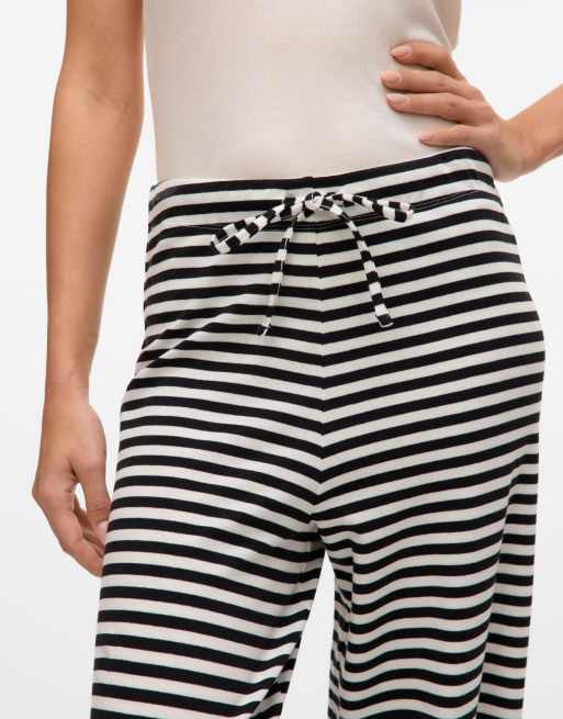 Vero Moda – Svarta byxor, 4 av 5