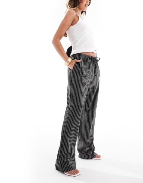 Vero Moda – Svarta, kritstrecksrandiga byxor med dragsko och vida ben - view 1