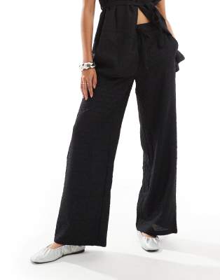 Vero Moda – Svarta, strukturerade byxor med avslappnad passform, del av set - view 1