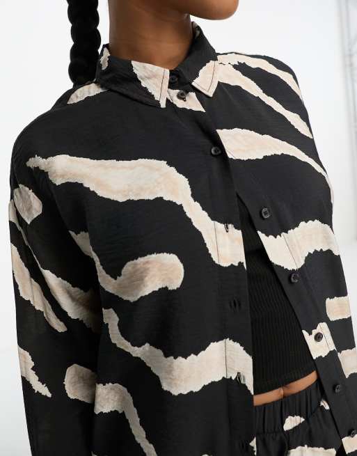 Vero Moda – Svartvit skjorta i oversize och lång modell med abstrakt mönster, del av set , 4 av 4