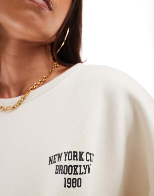 Vero Moda - Sweatshirt met verlaagde schouders en 'New York Brooklyn' print in crème, 3 van 4
