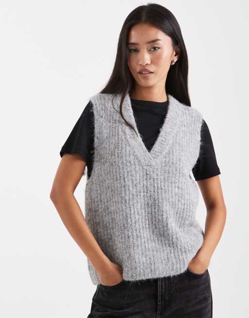 Vero Moda – Szara melanżowa kamizelka z miękkiej, puszystej, prążkowanej dzianiny z dekoltem w szpic