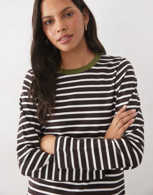 Vero Moda t-shirt a righe a maniche lunghe con colletto a coste a contrasto marrone cioccolato, 4 di 4