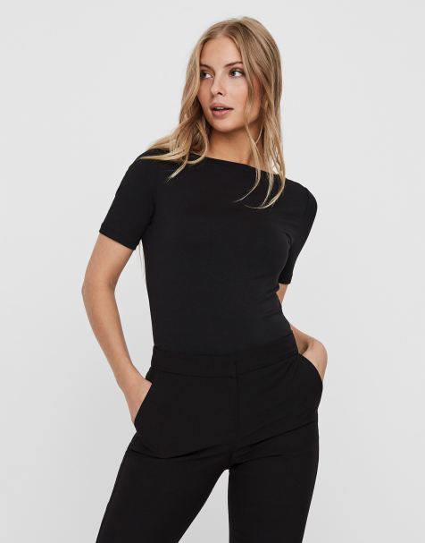 Vero Moda - T-shirt attillata nera con scollo a barchetta - view 1