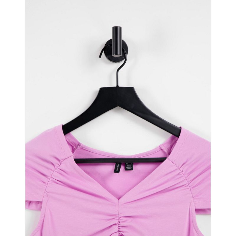 Vero Moda – T-Shirt aus einem Bio-Baumwollmix in Rosa mit gerüschtem V-Ausschnitt