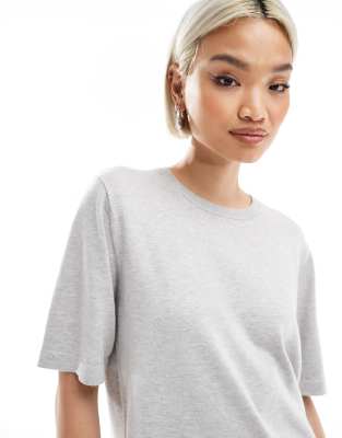 Vero Moda - T-Shirt aus Strick in hellgrau meliert