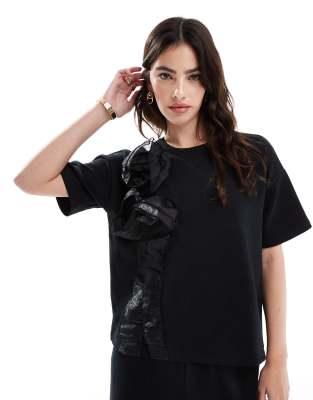 Vero Moda - T-Shirt aus Sweatshirt-Stoff in Schwarz mit 3D-Rosenapplikation, Kombiteil