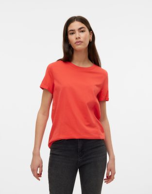 Vero Moda - T-Shirt in Mohnrot mit umgeschlagenen Ärmeln