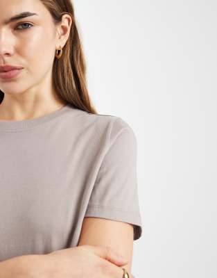 Vero Moda T-shirt In Gray