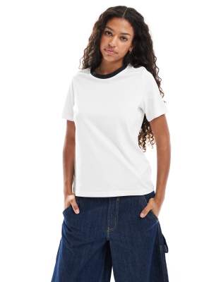 Vero Moda - T-Shirt in Weiß mit Ausschnitt in Kontrastfarbe