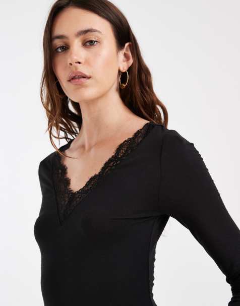 Vero Moda T-Shirt mit V-Ausschnitt, langen Ärmeln und Spitzenbesatz in Schwarz - view 1