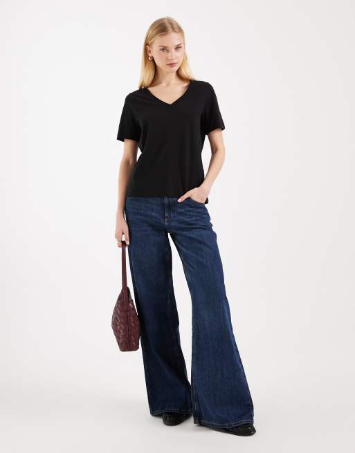 Vero Moda t-shirt with v neck in black, 3 of 4