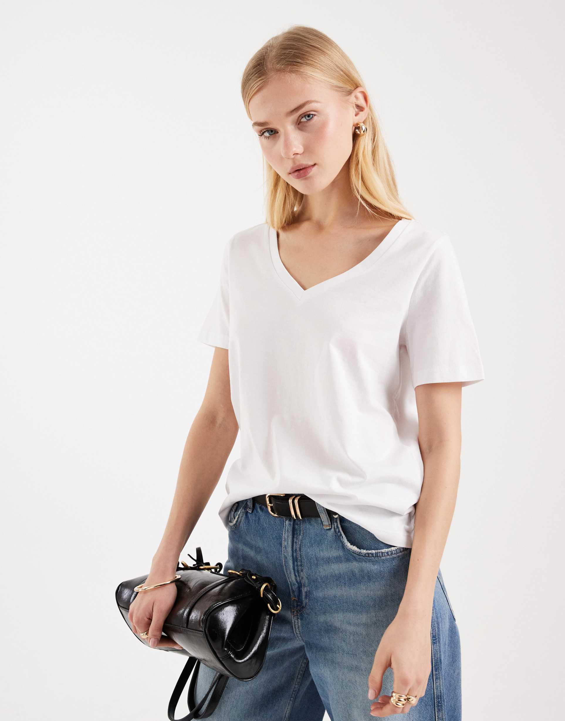 vero moda t-shirt with v-neck in white