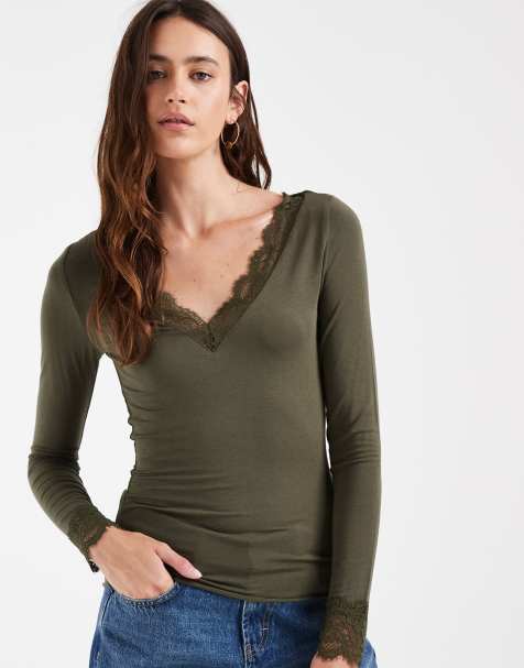 Vero Moda T-shirt z długim rękawem, dekoltem w kształcie litery V i koronkowym wykończeniem w ciemnej zieleni - view 1